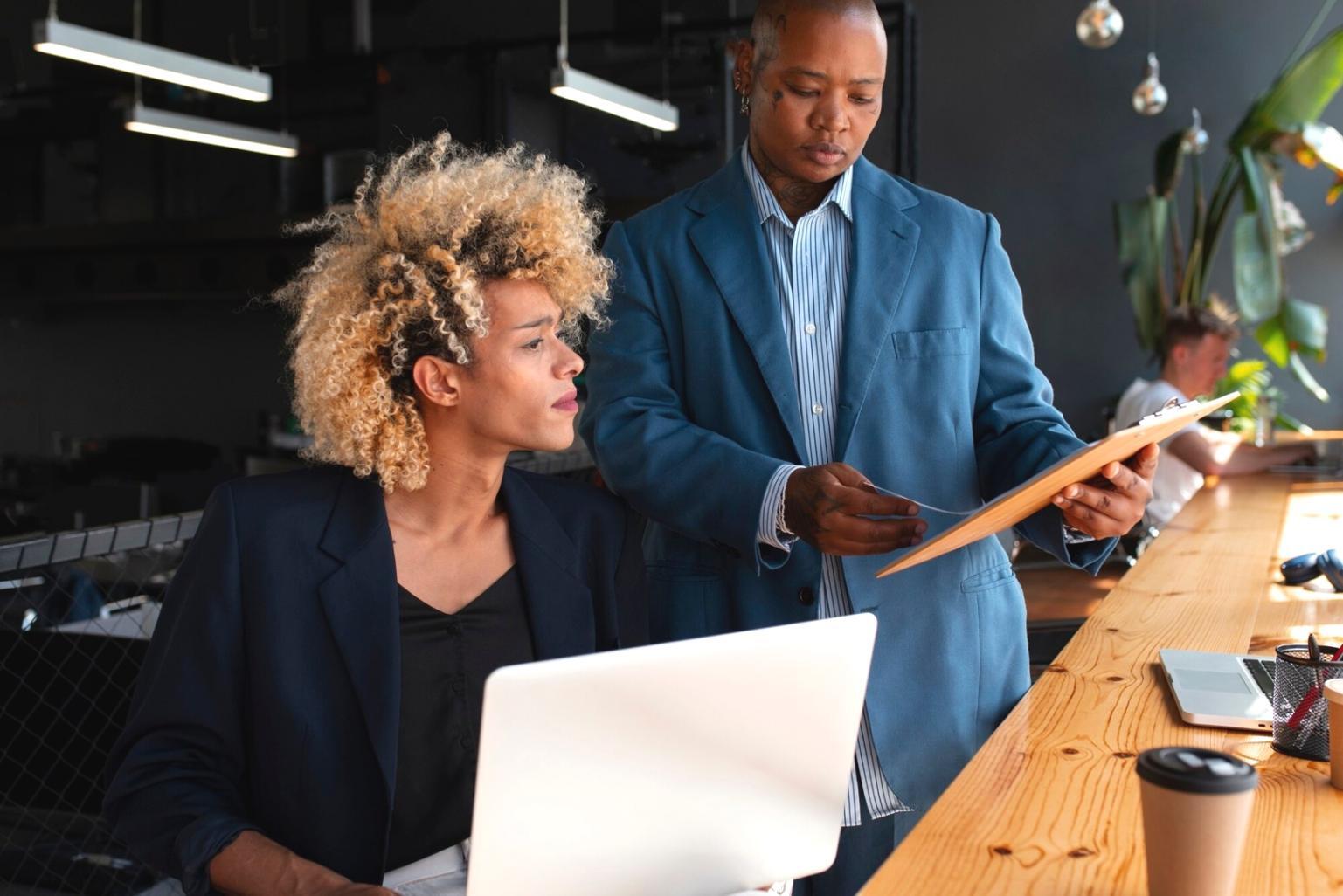 Analyse des tendances financières sur ordinateur portable