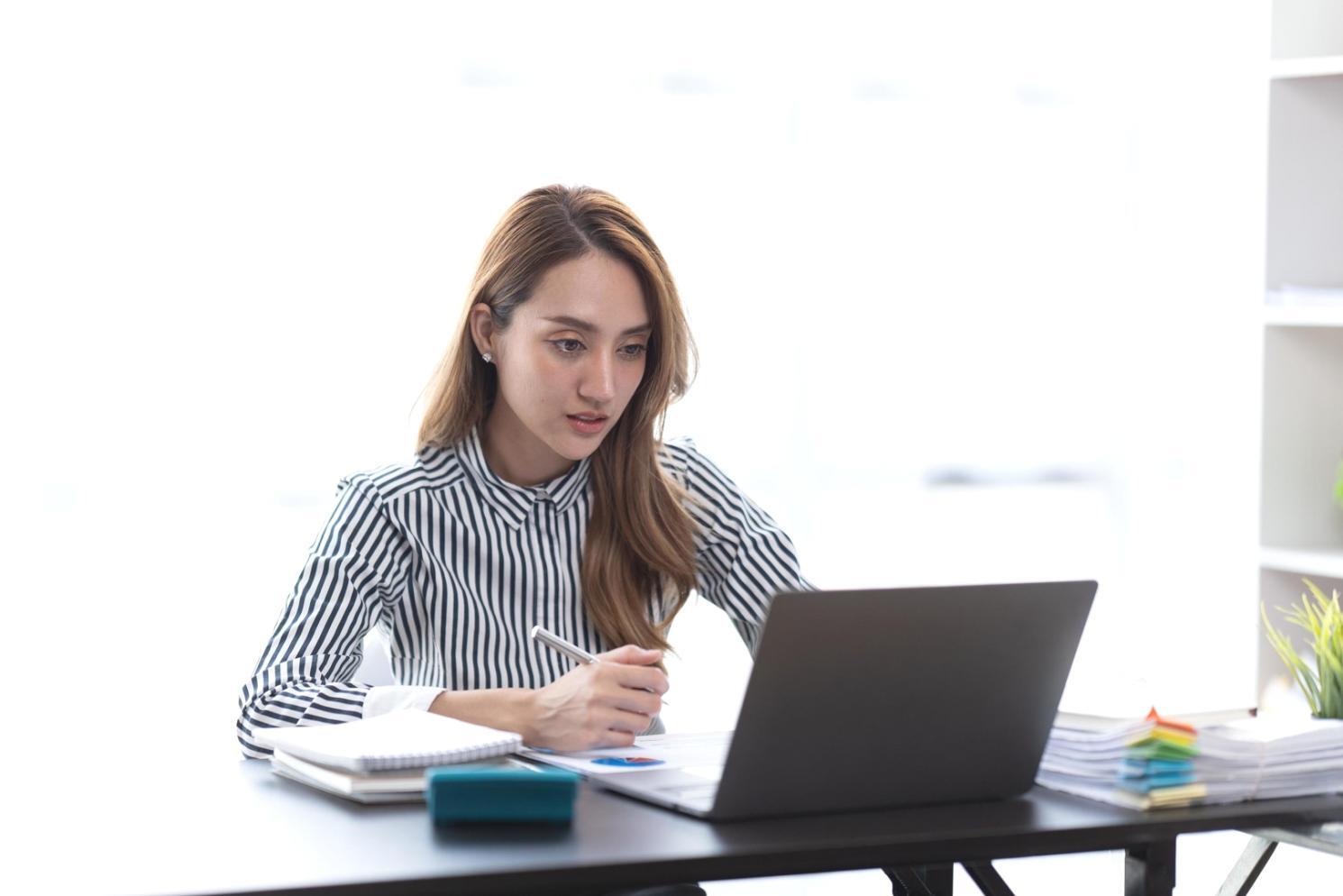 Espace de travail moderne avec documents financiers